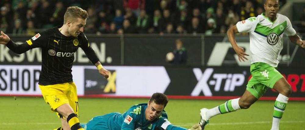 Zu schnell für Diego Benaglio. Marco Reus trifft zum 1:0 für Dortmund.