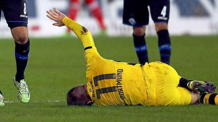 Schon wieder verletzt? Dortmunds Marco Reus musste vom Platz getragen und ausgewechselt werden. 