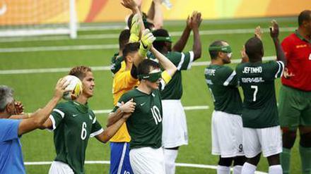 Brasiliens Team bejubelt den Sieg gegen Marokko mit ihrem Star Ricardinho.