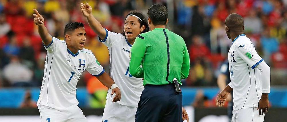Die Honduraner protestieren, Schiedsrichter Ricci weiß es besser. Er hat ja auch die Technik im Rücken.