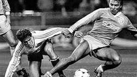 Weltmeister von '90: Karl-Heinz Riedle (l.) als Spieler von Blau-Weiß 90 Berlin im DFB-Pokal gegen den Zweitligisten Karlsruher SC im November 1986. Die Badener setzten sich in Berlin mit 2:1 Toren durch und erreichten die nächste Runde. Für Riedle ging's sportlich bergauf, für Blau-Weiß bergab.