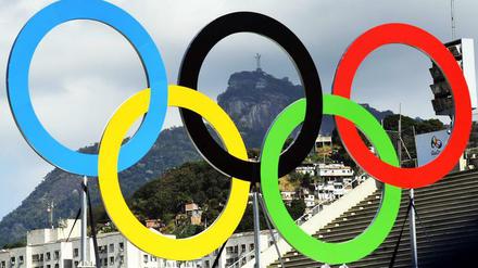 Fünf Ringe vor dem Zuckerhut. Die Olympischen Spiele finden vom 5. bis 21. August in Rio statt.