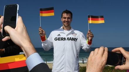 Übt schon mal im Kleinen. Timo Boll wird für das deutsche Team die Fahne tragen.