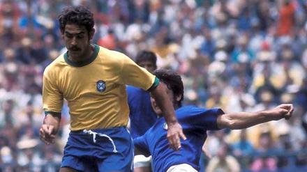 Die Krönung einer Fußball-Epoche. Rivelino besiegt mit Brasiliens Nationalmannschaft 1970 im Weltmeisterschaftsfinale von Mexico-Stadt Italien mit 4:1. Foto: Imago