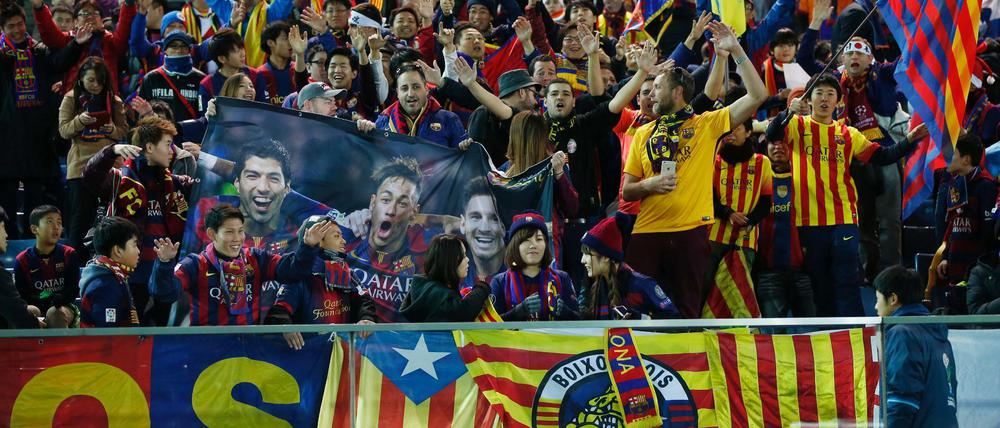 Fahnenfroh. Bei den Fans des FC Barcelona darf auch die Fahne Kataloniens nie fehlen. 
