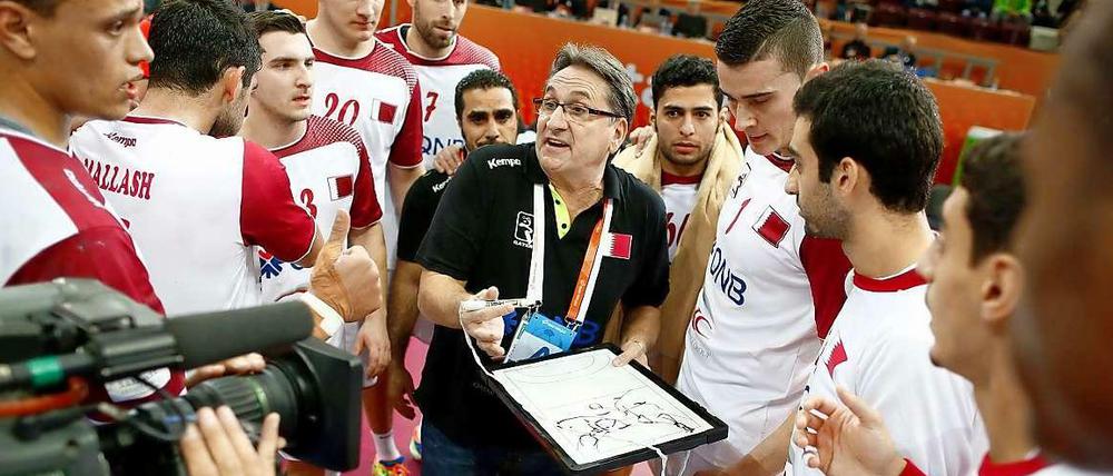 Nur der Beste. Die spanische Trainerlegende Valero Rivera und das zusammengekaufte Nationalteam von Katar.