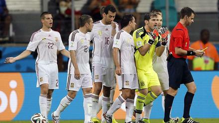 Qué? Die Spanien um Torwart Iker Casillas können nicht verstehen, wie Schiedsrichter Nicola Rizzoli (r.) das Foulspiel vor dem 3:1 der Niederländer übersehen konnte.