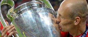 Arjen Robben küsst den Champions-League-Pokal.