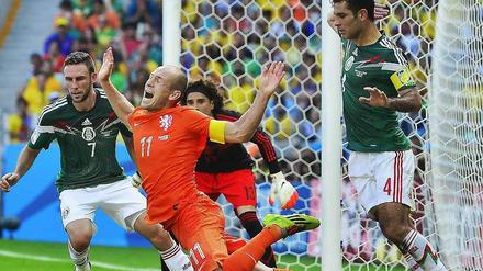 Schmerzensmann im Strafraum: Arjen Robben hat mit seiner theatralischen Einlage beim Achtelfinale Niederlande - Mexiko die Debatte um Schwalben und deren Ahndung erneut angeheizt.