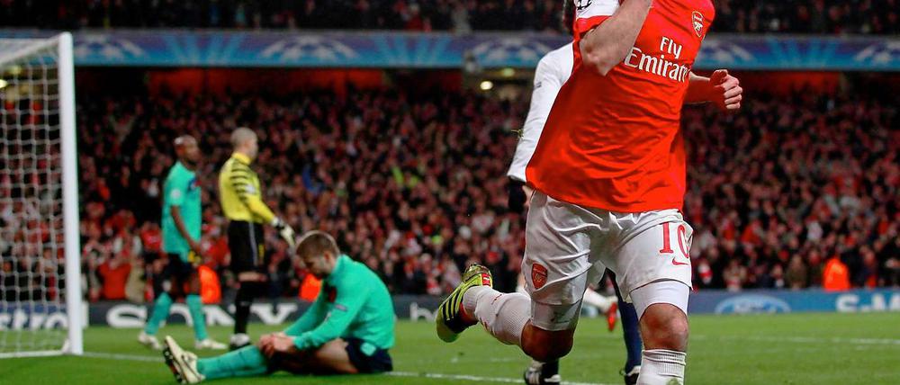 Arsenals Robin van Persie freut sich über seinen Treffer.