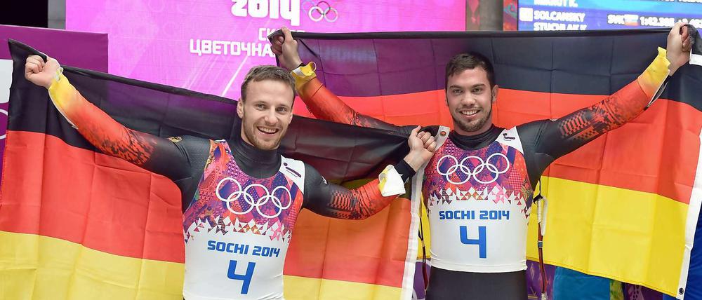 Zwei Fahnen für ein Halleluja. Tobias Arlt und Tobias Wendl freuen sich über ihren ersten Olympiasieg.