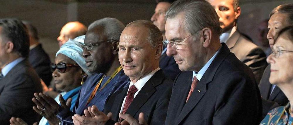 Präsidenten unter sich: Wladmir Putin (M.) und Jacques Rogge (r.).