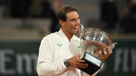 Das schmeckt ihm. Rafael Nadal nach seinem Sieg in Paris.