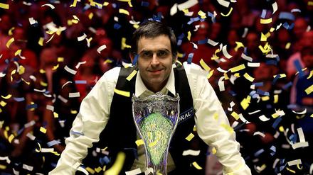 Konfetti nach dem Triumph. Ronnie O'Sullivan feiert seinen fünften Sieg bei der UK Championship (1993, 1997, 2001, 2007 und 2014).