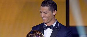 Da ist das Ding! Ronaldo ist glücklich.