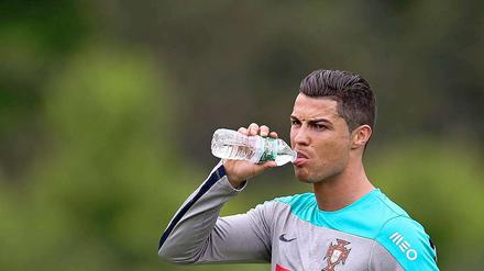 Schluck aus der Flasche. Portugals Superstar Cristiano Ronaldo im Trainingslager.