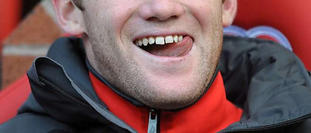Zunge schnalzen und Tee trinken. Englands Nationalstürmer Wayne Rooney wartet auf seinen Wechsel.