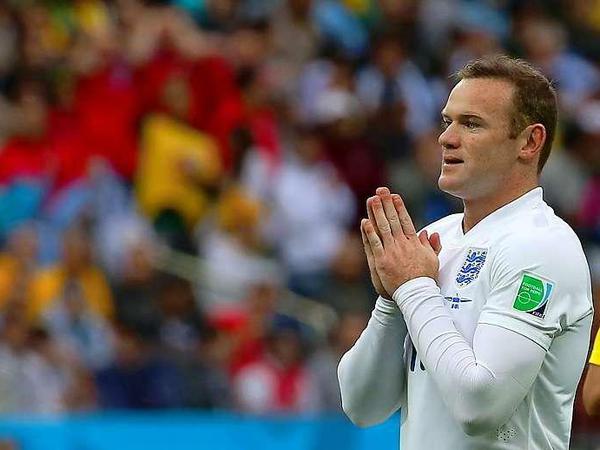 Da hilft wohl auch nicht mehr beten: Wayne Rooney gelang beim 1:2 gegen Uruguay zwar endlich sein erstes WM-Tor, doch das Aus für England bei der WM 2014 in Brasilien ist nun sehr wahrscheinlich.