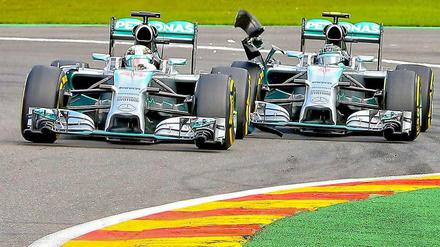 Nico Rosberg fährt seinem teaminternen Konkurrenten Lewis Hamilton in den Wagen.