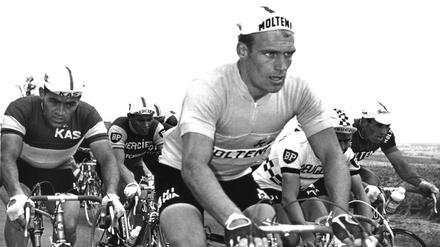Der damals in Führung liegende deutsche Profi-Radrennfahrer Rudi Altig1966 bei der Tour de France.