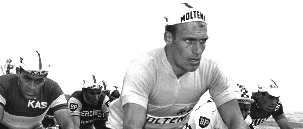 Der damals in Führung liegende deutsche Profi-Radrennfahrer Rudi Altig1966 bei der Tour de France.