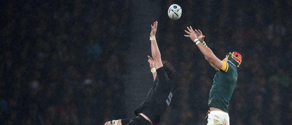 Neuseeland (schwarze Trikots) steht als erste Finalist bei der diesjährigen Rugby-WM fest.