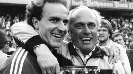 Erfolgsduo: Bayern-Trainer Udo Lattek und sein Stürmerstar Karl-Heinz Rummenigge 1984 im Frankfurter Waldstadion.