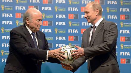 Da habt ihr schon mal den Ball. Joseph Blatter (li.) und Wladimir Putin. 