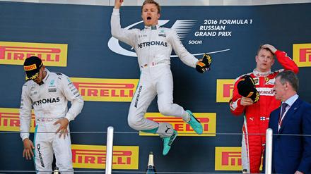 Nico Rosberg (M.), Lewis Hamilton (l.).