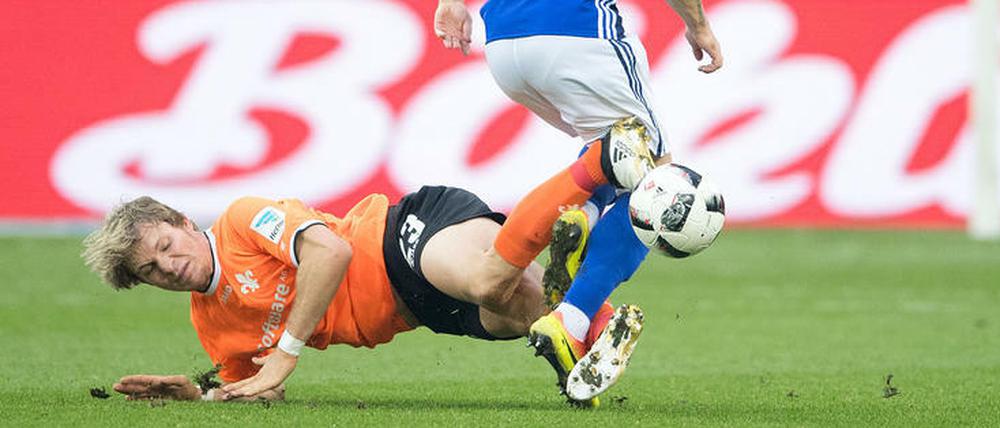 Schalkes Max Meyer arbeitet sich an Florian Jungwirth vorbei.