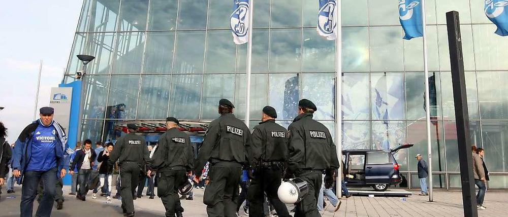 Polizisten auf dem Weg ins Stadion von Schalke 04.