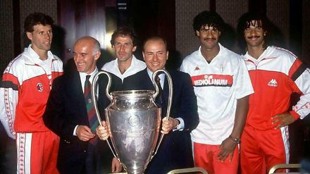 Glanz von früher. Sacchi (2.v.l.) mit AC-Mailand-Boss Berlusconi und den niederländischen Stars Rijkaard (2.v.r.) und Gullit (r.) nach dem Europapokalsieg 1990.