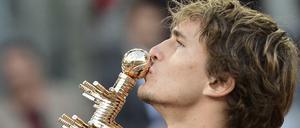 Kuss mit Trophäe. Alexander Zverev nach seinem Sieg in Madrid am Sonntag.