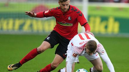 Obenauf. Lucas Höler (l.) und der SC Freiburg schlagen Timo Werner und seine Leipziger Kollegen.