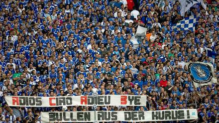 Plakativer Protest. Schalkes Anhänger reagieren auf ihre Art auf den umstrittenen Polizeieinsatz im Qualifikationsspiel gegen Saloniki. 