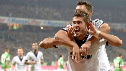 Hört, hört: Schalke hat feierte seinen ersten Saisonsieg. Roman Neustaedter stuerte einen Treffer bei.
