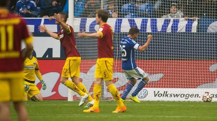Ernüchterung bei den Paderbornern - im Hintergrund jubelt Schalkes Klaas-Jan Huntelaar über seinen Siegtreffer.