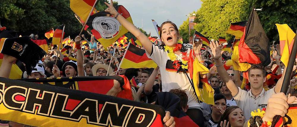 Bilder wie bei der WM 2006: Die deutschen Fußballfans feiern wieder.