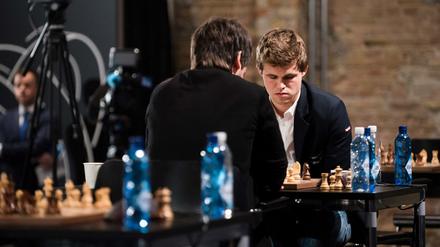 Schachweltmeister Magnus Carlsen (rechts).