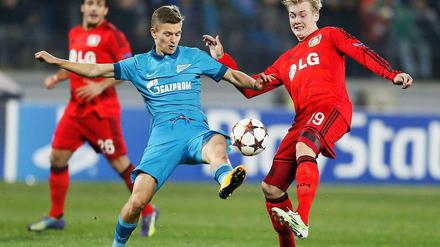 Kampf um den Ball. Julian Brandt (r.) von Bayer 04 Leverkusen gegen Oleg Shatov von Zenit St. Petersburg.