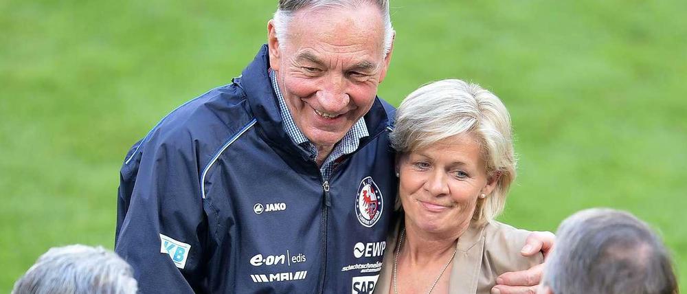 Im Schwitzkasten oder freundliche Umarmung? Bernd Schröder, 71, ist seit 1971 mit Unterbrechungen Trainer von Turbine Potsdam. er zählt zu den Kritikern von Bundestrainerin Silvia Neid.