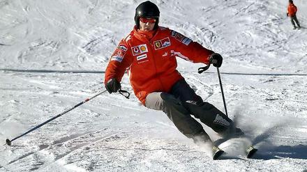 Michael Schumacher, ein leidenschaftlicher Skifahrer, bei einer Abfahrt 2005.