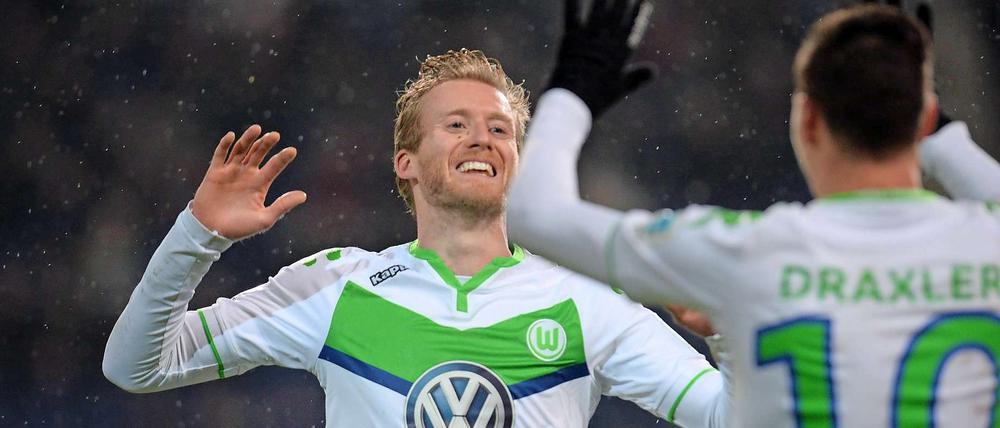 Unter sich. André Schürrle und Julian Draxler trafen für Wolfsburg gegen Hannover.