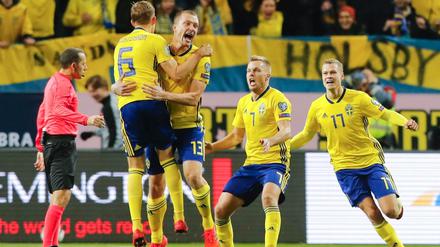 Schwedens Jakob Johansson (3.v.l.) jubelt mit seinen Mannschaftskollegen über seinen Treffer zum 1:0. 