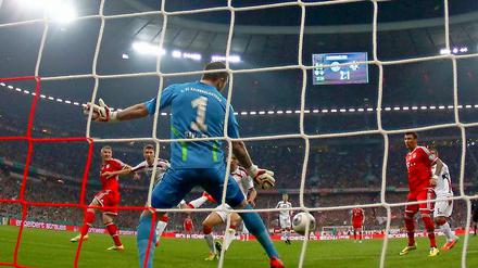 Der Anfang vom Ende für die Hoffnungen der Lauterer. Bastian Schweinsteiger (l.) trifft per Kopf zum 1:0 für den FC Bayern.