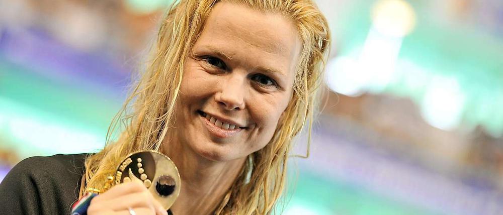 Britta Steffen freut sich über ihre Goldmedaille.