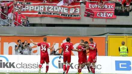 Jubel in Ostwestfalen: Kaiserslauterns Spieler feiern den 1:0-Treffer von Simon Zoller.