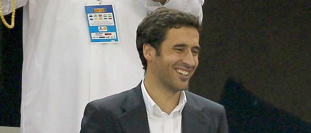 Da freut er sich. Raúl (Bildmitte) spielt künftig für den Al-Sadd Sports Club in Doha.