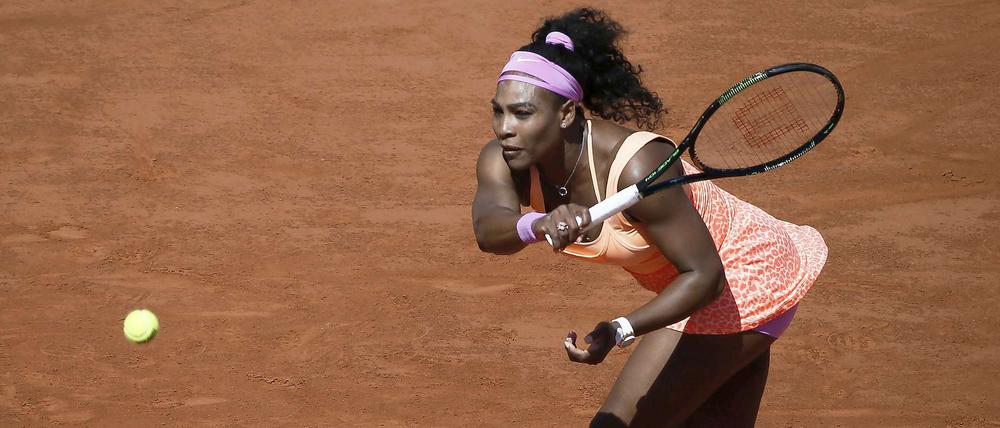 Mit Kraft und ein bisschen Fieber. Serena Williams kämpft sich zum dritten Sieg bei den French Open.