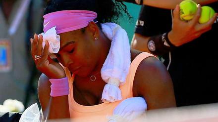 Gegen Bacsinszky saß Serena Williams während der Spielpausen fast apathisch auf dem Stuhl, kühlte ihre Stirn immer wieder mit einem Handtuch voller Eisbeutel.